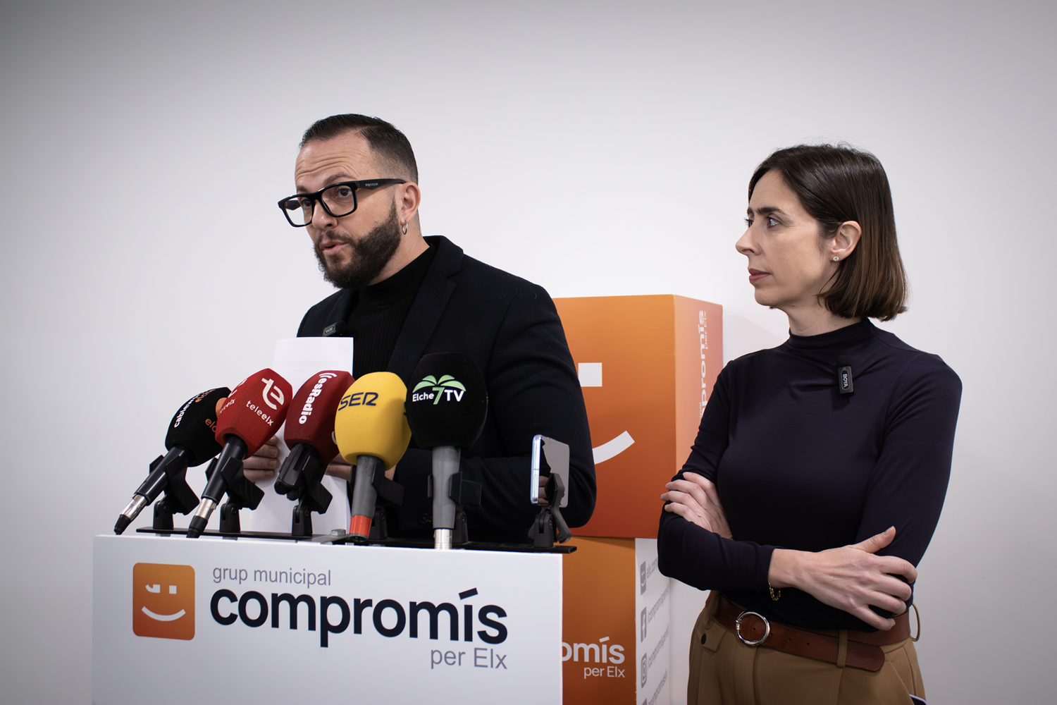 Los portavoces de los grupos municipales de Compromís per Alacant y Elx, Rafa Mas y Esther Díez,