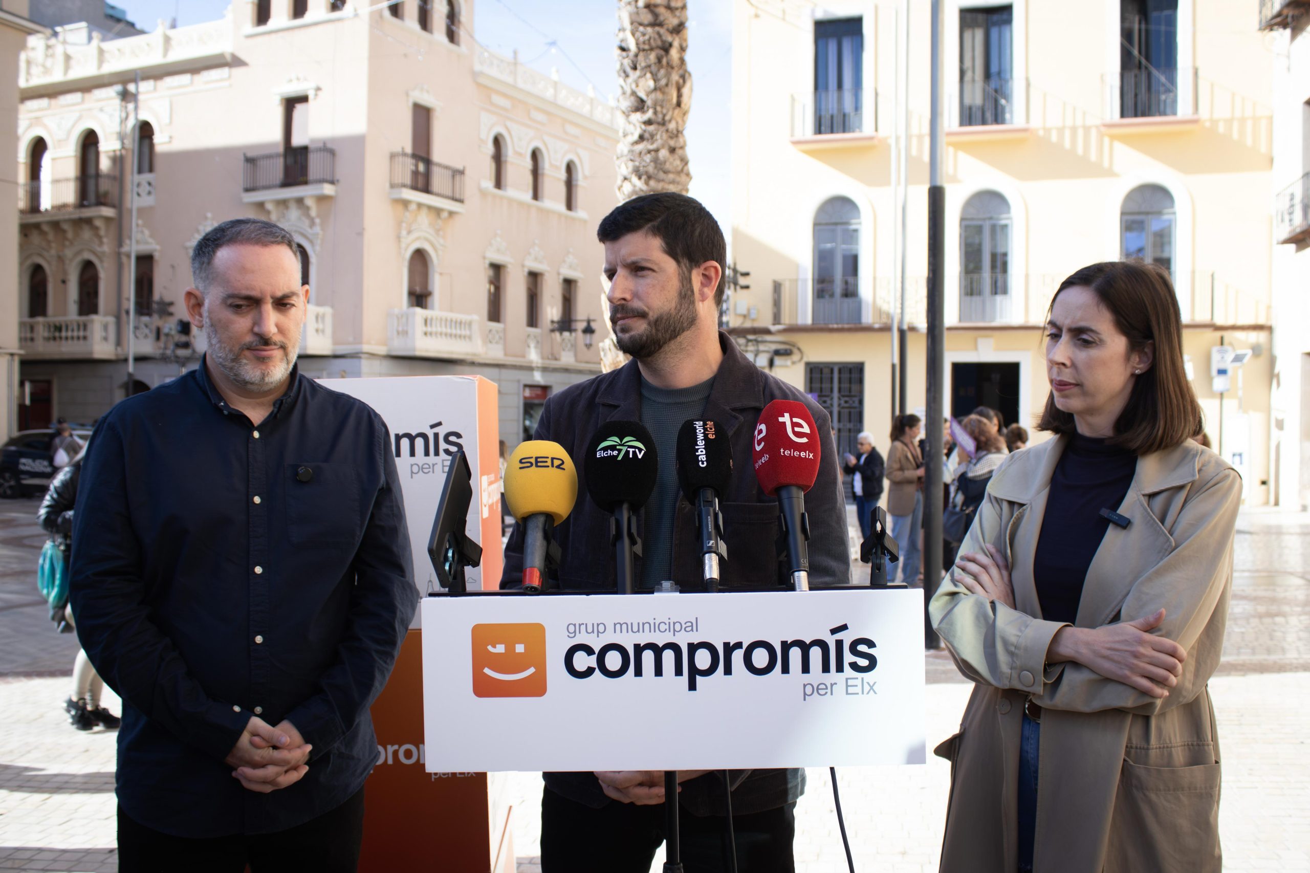 El concejal de Compromís per Crevillent, Josep Candela, Carles Esteve, diputado en les Corts y portavoz sanitario, y Esther Díez, la portavoz municipal de Elx.