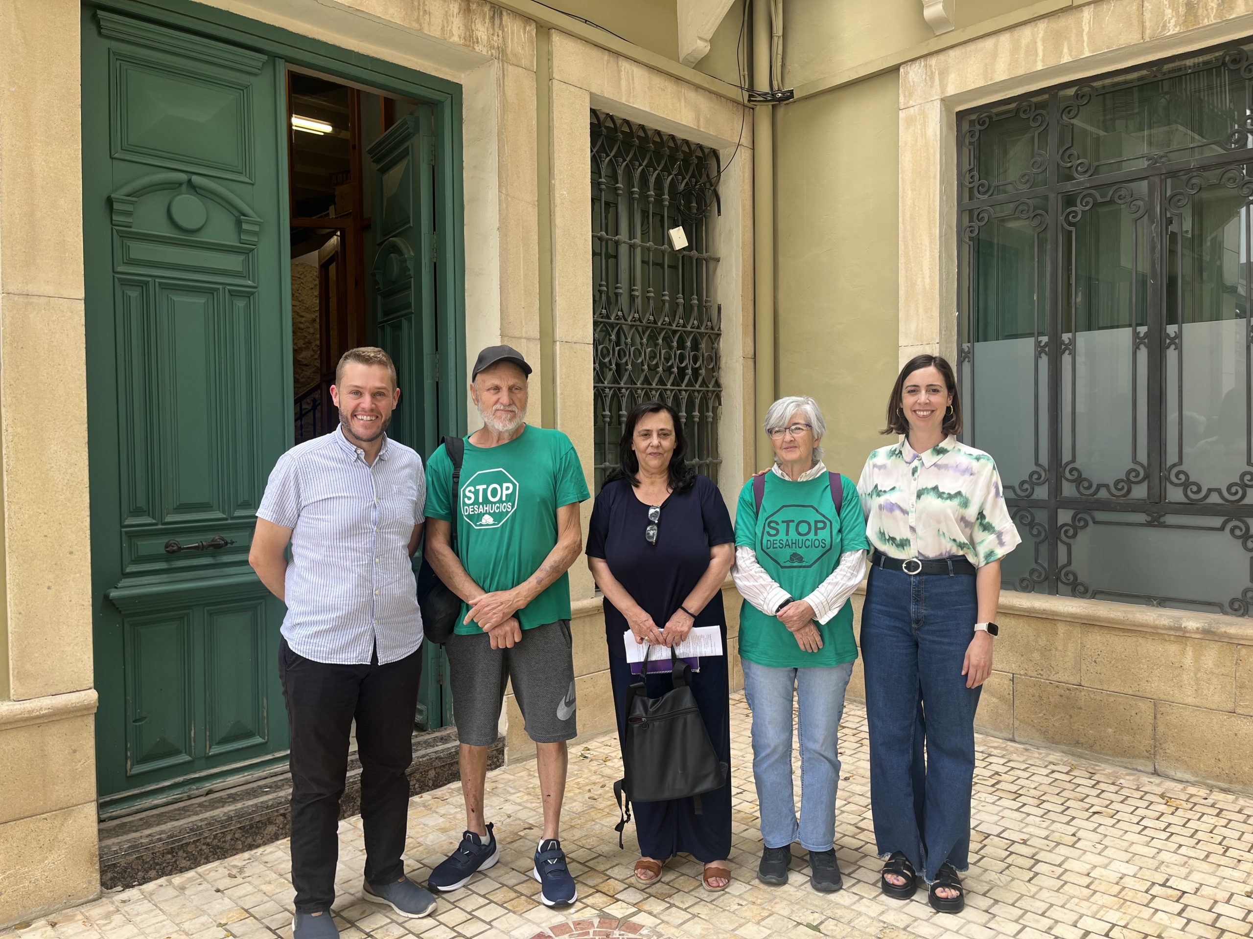 Miembros de la Plataforma de Afectados por la Hipoteca de Elx con el portavoz adjunto del Grupo Municipal Socialista, Mariano Valera y la portavoz del Grupo Municipal de Compromís, Esther Díez.