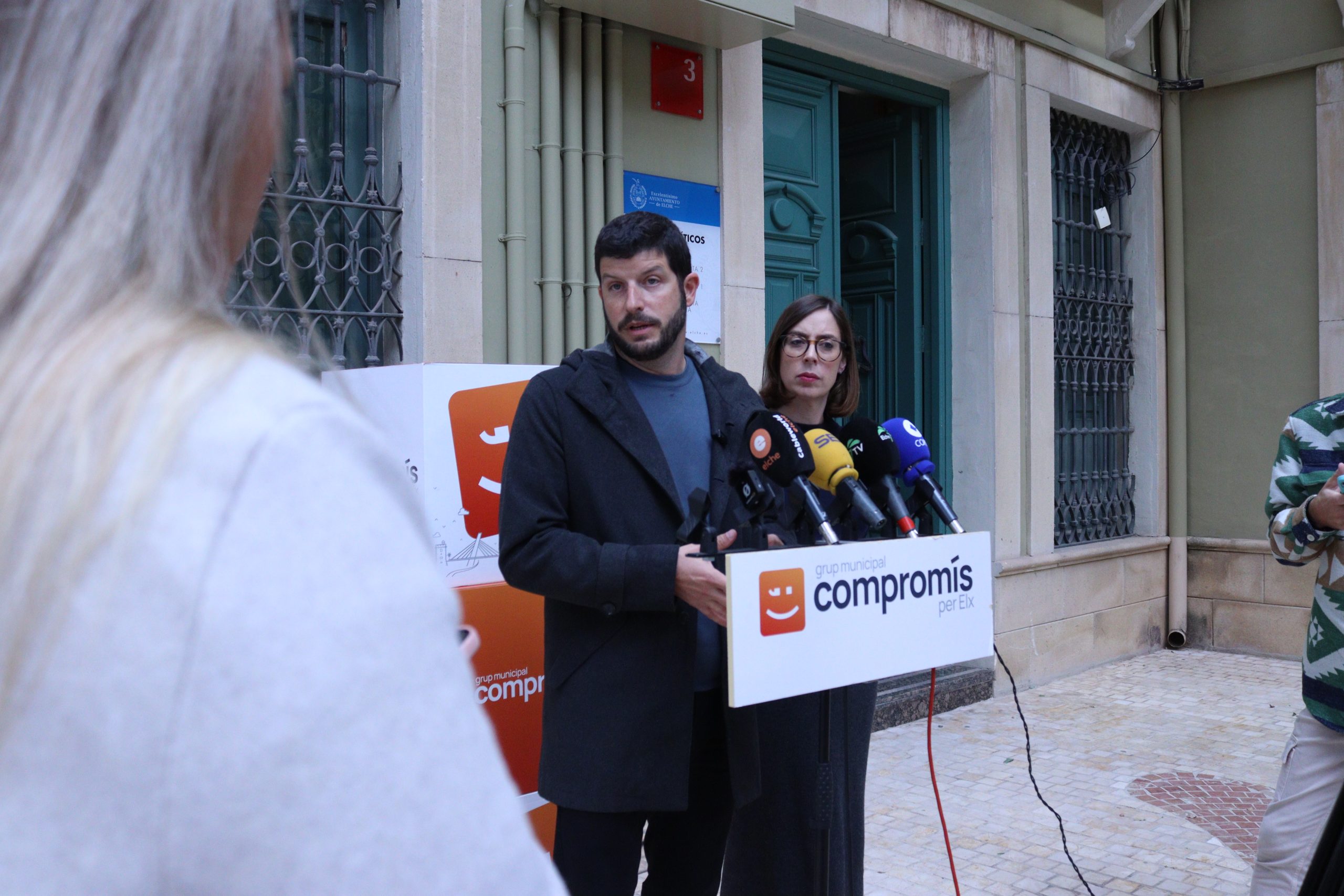 El diputado autonómico, Carles Esteve y la portavoz del Grupo Municipal de Compromís, Esther Díez.