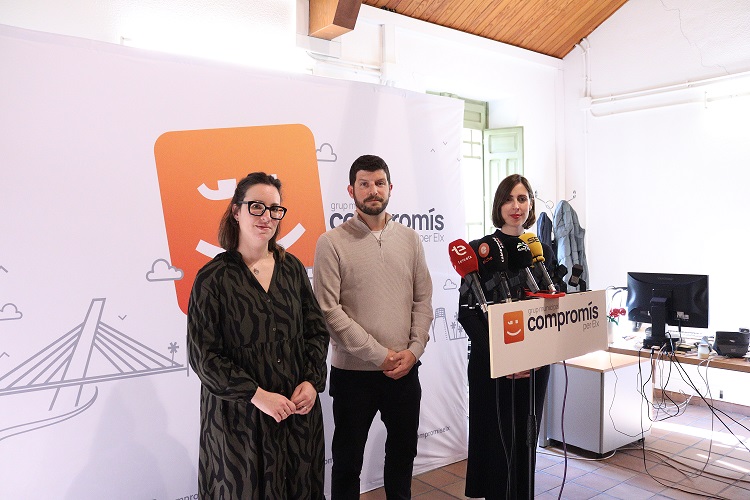 La concejal de Crevillent, Noemí Candela, el portavoz de Sanidad de Compromís, Carles Esteve y la portavoz del Grupo Municipal de Compromís per Elx, Esther Díez.