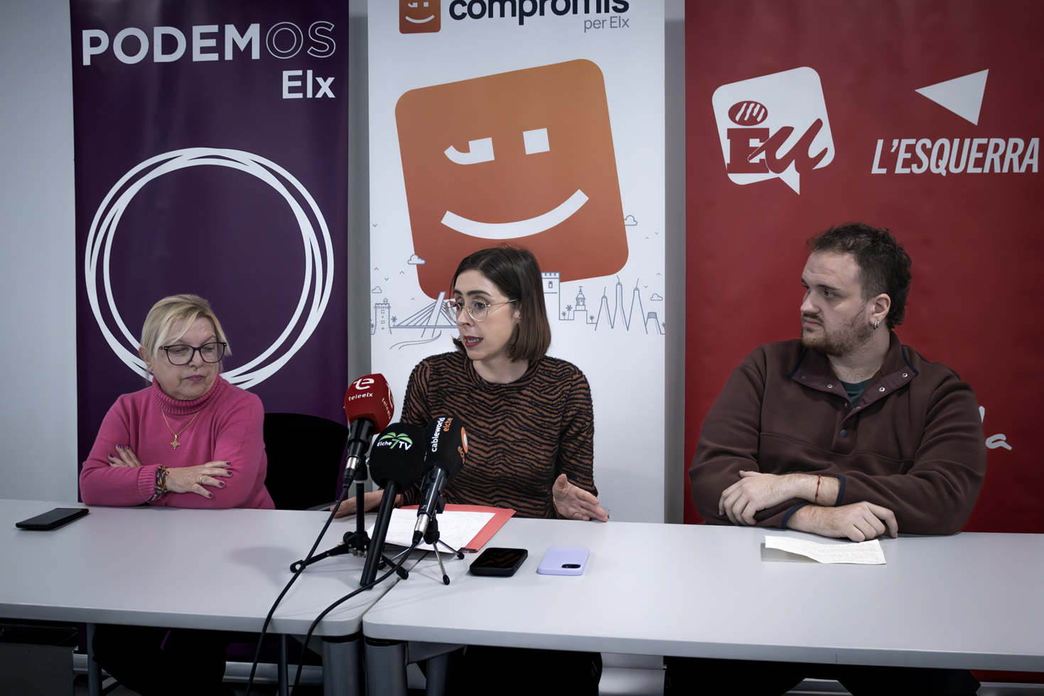 María José Rodríguez, representante de Podemos Elx, Esther Díez, portavoz del grupo municipal de Compromís, y Héctor García, representante del colectivo local de Esquerra Unida del País Valencià (EUPV).