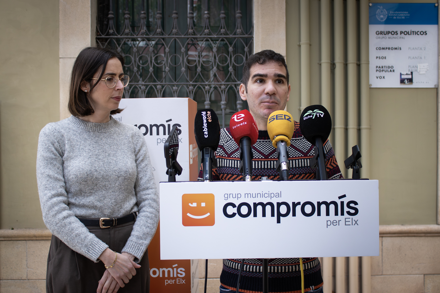 La portavoz del grupo municipal de Compromís per Elx, Esther Díez, y el diputado de Compromís en la Diputación, Ximo Perles.