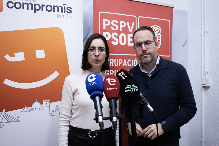 La portavoz del grupo municipal de Compromís per Elx, Esther Díez, y el portavoz del grupo municipal socialista y vicesecretario general del PSOE en Elx, Héctor Díez.