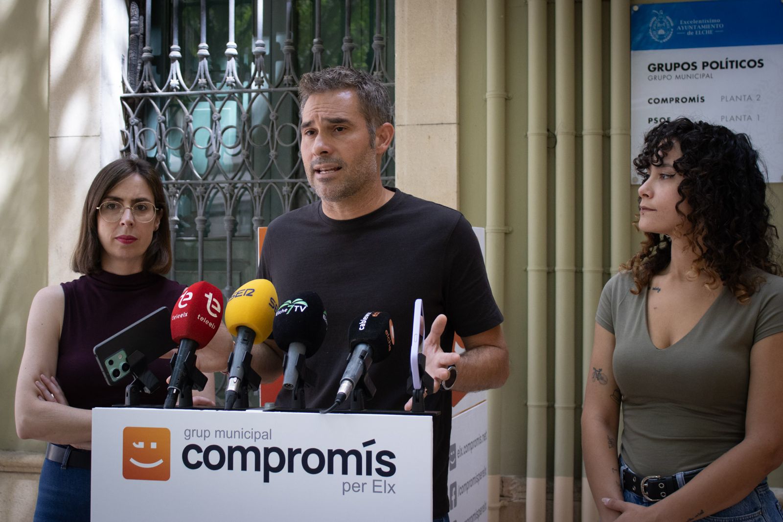El portavoz de Educación de Compromís en Las Cortes, Gerard Fullana, la portavoz de Compromís per Elx, Esther Díez, y la secretaria local de Més Compromís Elx, Míriam Hurtado