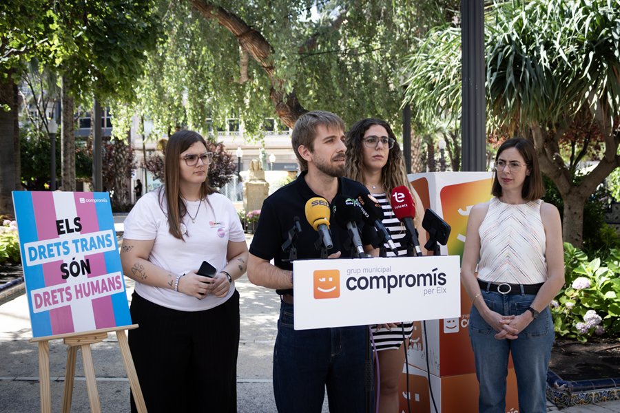 La presidenta de la asociación de TEMIS, Tania Monén, el portavoz de Igualdad LGTBIAQ+ de Compromís en les Corts, Francesc Roig, la presidenta de la asociación para personas trans del País Valencià TRANSFEM PV, Zara Reyes y la portavoz del grupo municipal de Compromís per Elx, Esther Díez